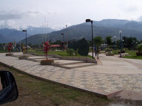 Town plaza with statues honoring the coca leaf in the VRAE (photo by the author)
