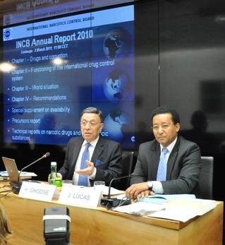INCB head Hamid Ghodse (l) briefing reporters in Vienna (incb.org)